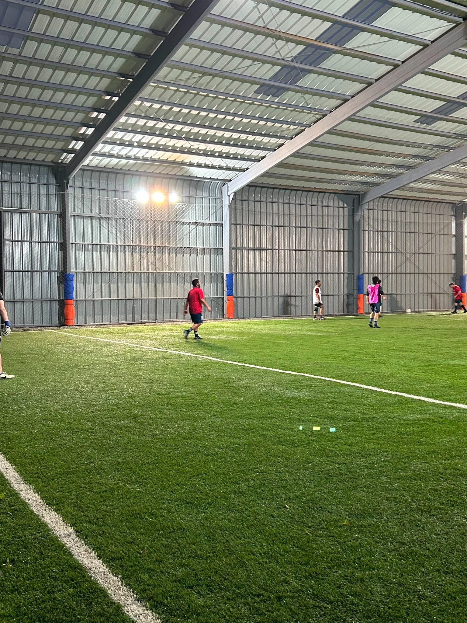 Cancha techada de fútbol en Club Bahía Sports durante una actividad grupal