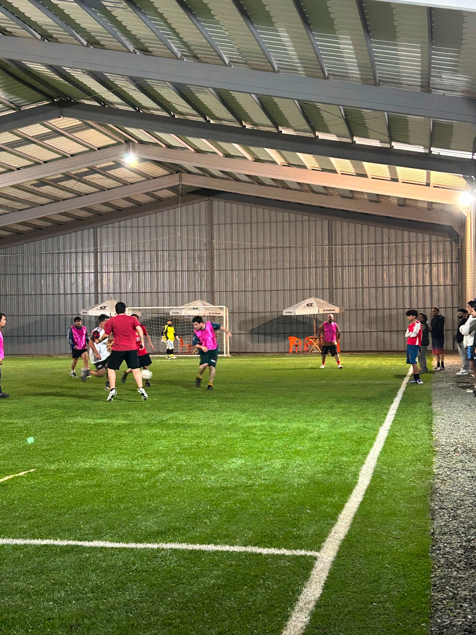 Partido grupal de fútbol en Club Bahía Sports