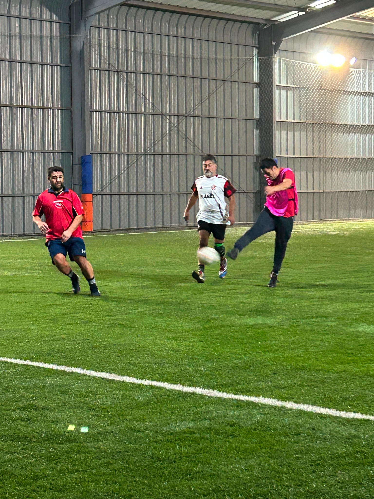 Partido de fútbol en cancha techada de Club Bahía Sports