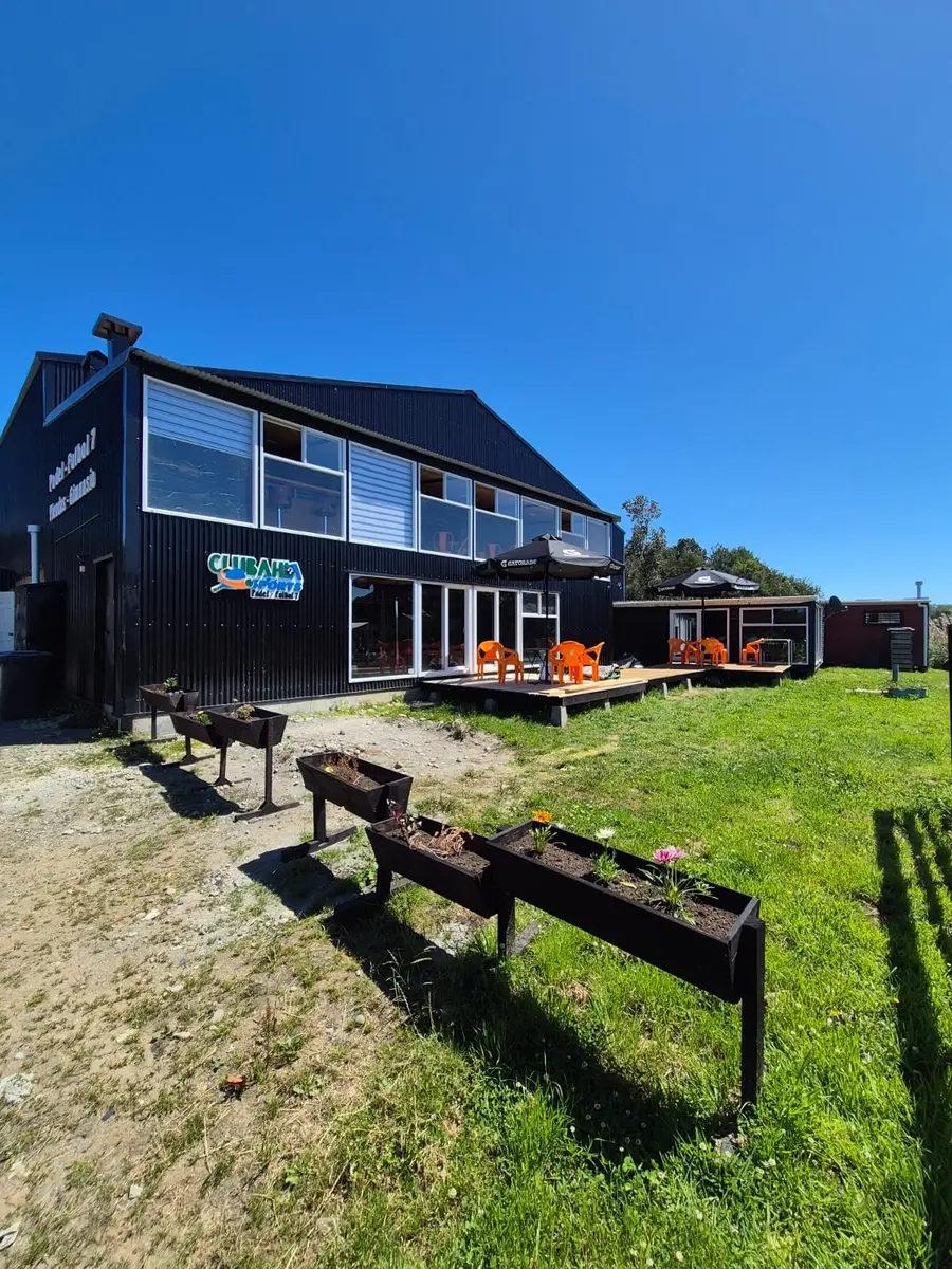 Exterior de Club Bahía Sports en Lechagua, Ancud
