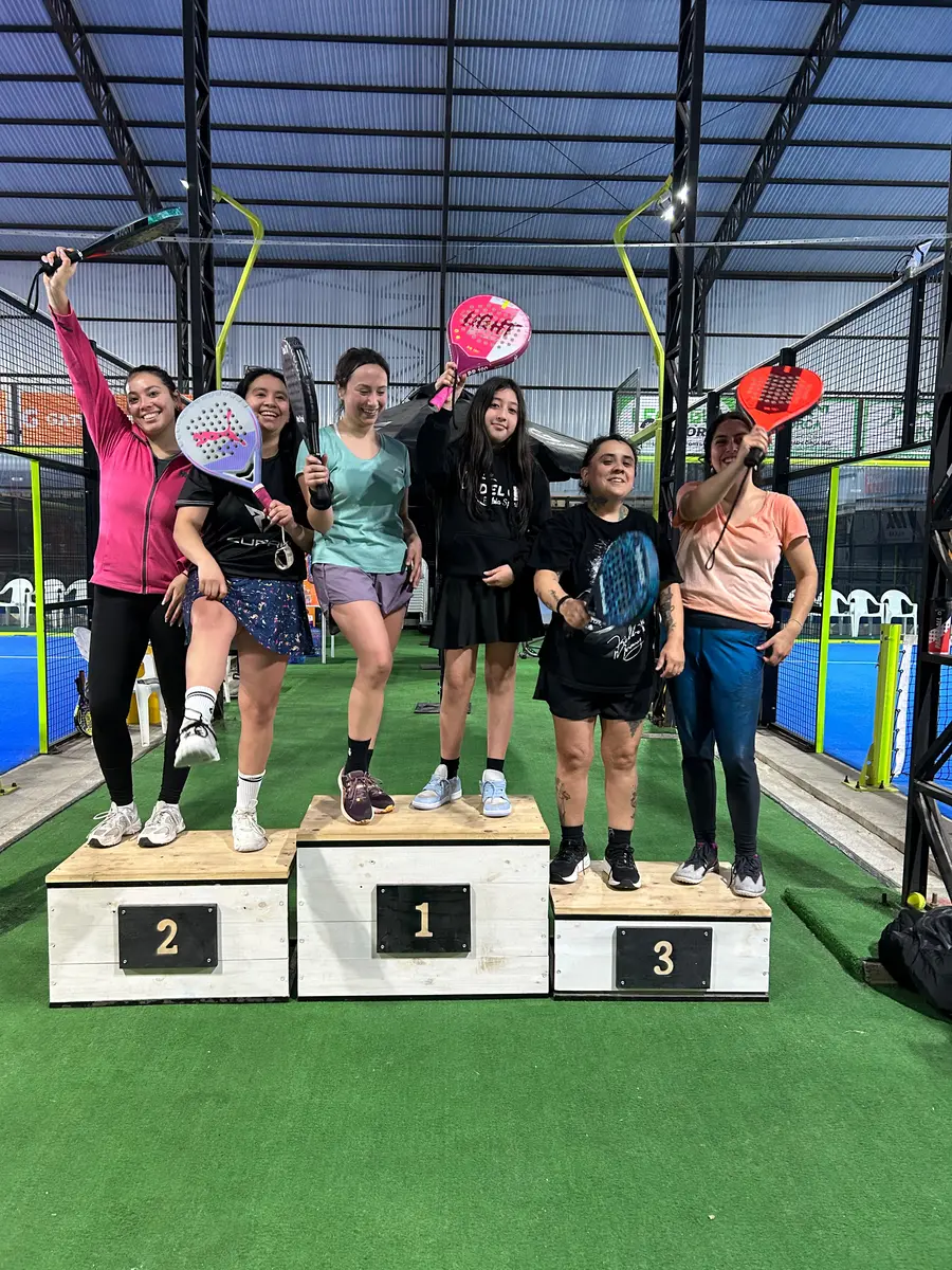 Competencia y encuentro deportivo en Club Bahía Sports