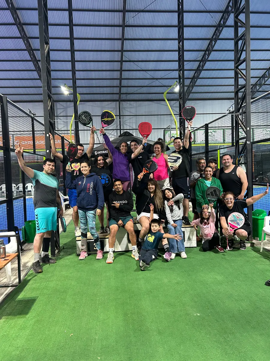 Competencia y encuentro deportivo en Club Bahía Sports
